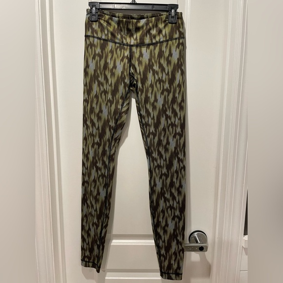 Lululemon Camouflage Patterned Leggings size 6 - Picture 1 of 3